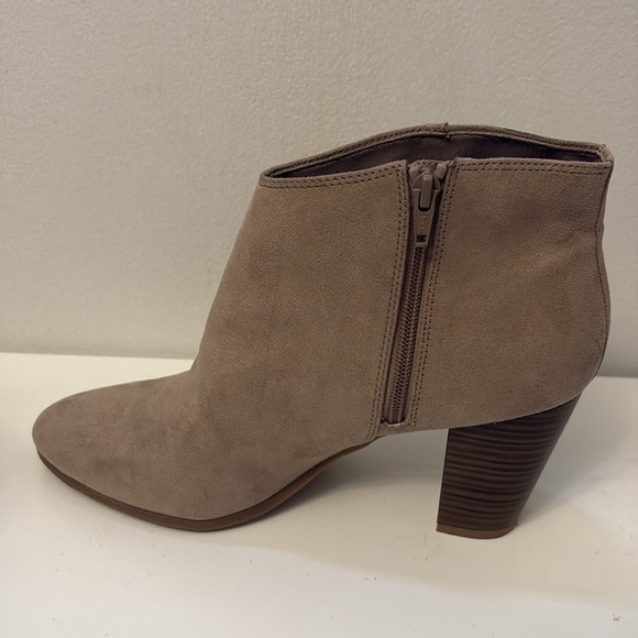 Old Navy Tan Ankle Booties with Block Heel Size 10 - Picture 5 of 8